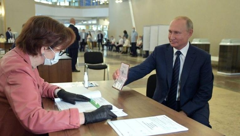 Tổng thống Nga Vladimir Putin đi bỏ phiếu ngày 1/7.