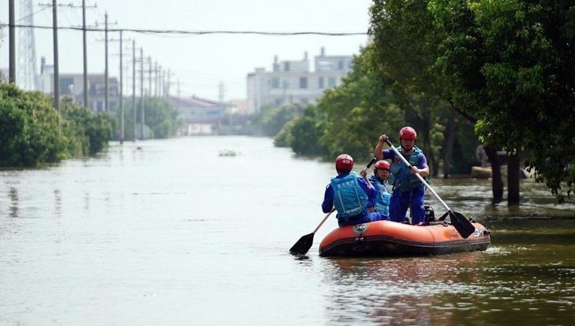 Nhân viên cứu hộ vận chuyển người bị kẹt ở phía Đông tỉnh Giang Tây, Trung Quốc ngày 13/7.