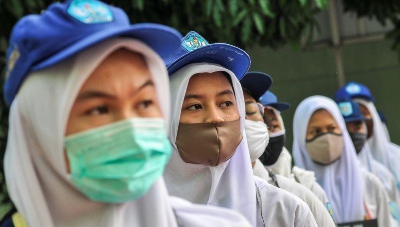 Người dân đeo khẩu trang phòng lây nhiễm bệnh tại Indonesia.