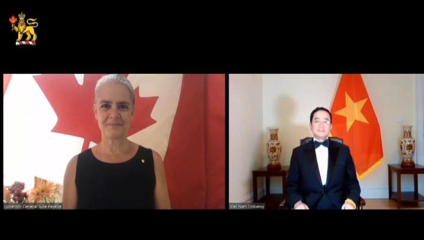 Đại sứ Phạm Cao Phong (trái) trình Thư ủy nhiệm lên Toàn quyền Canada Julie Payette theo hình thức trực tuyến.