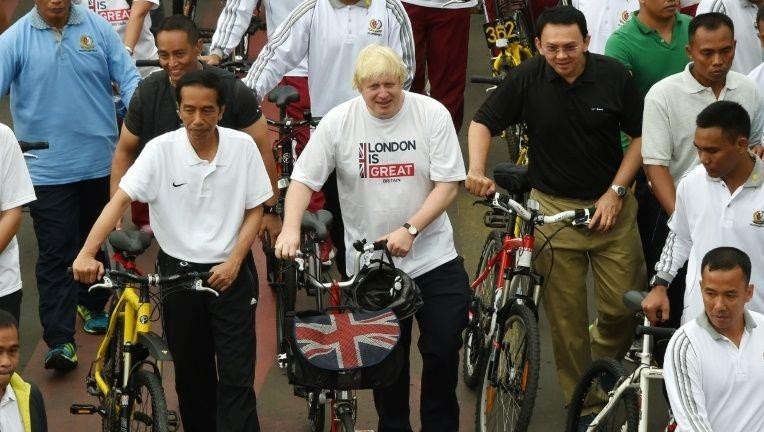 Thủ tướng Anh Boris Johnson (áo trắng ở giữa) ngày 27/7 dự kiến sẽ công bố chiến dịch chống béo phì trị giá 10 triệu bảng Anh.