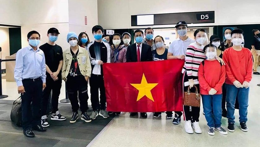 Tổng Lãnh sự quán Việt Nam tại Houston và các công dân được đưa về nước ngày 6/8.