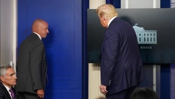 Tổng thống Mỹ Donald Trump được nhân viên đặc vụ đưa rời phòng họp báo.