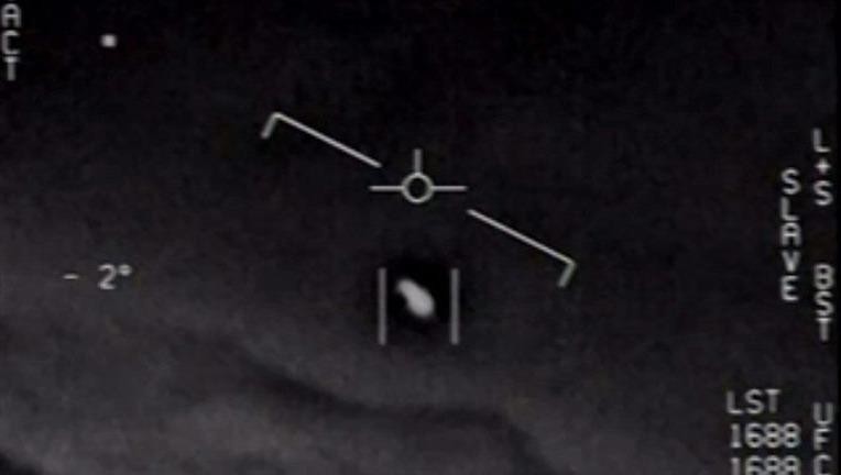 Lầu Năm Góc hồi tháng 4 chính thức công bố 3 đoạn video do các phi công Hải quân Mỹ quay được, cho thấy các cuộc chạm trán giữa không trung với thứ có vẻ là UFO.