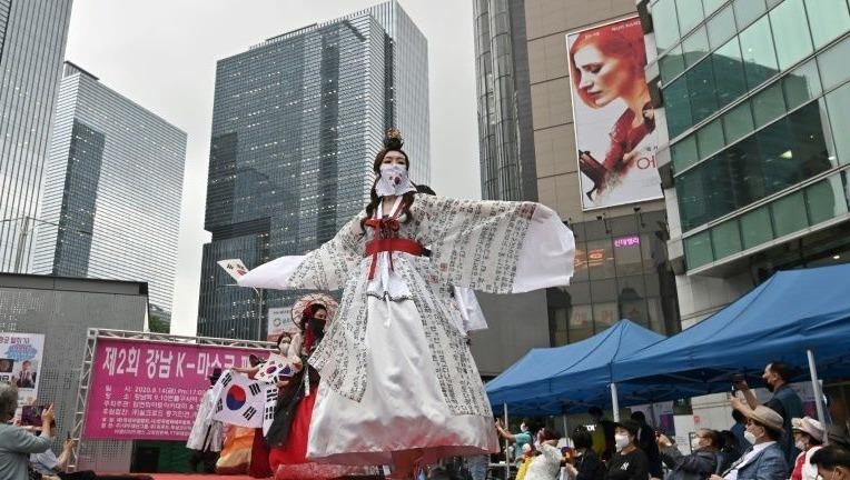 Hàn Quốc được coi là một hình mẫu về cách chống lại đại dịch với công chúng chủ yếu tuân theo các biện pháp an toàn về sức khỏe như đeo khẩu trang.