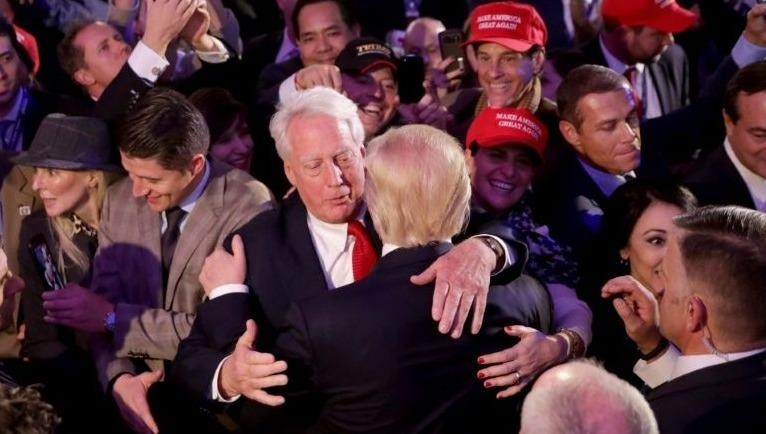 Ông Robert Trump ôm ông Trump vào năm 2016