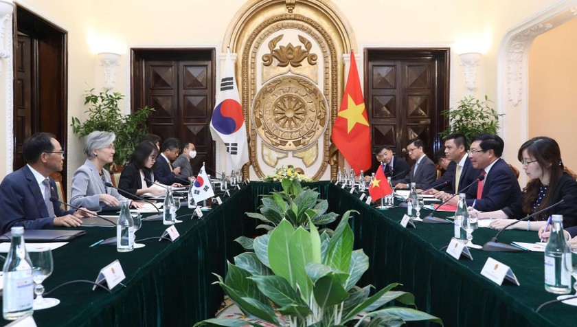 Phó Thủ tướng, Bộ trưởng Ngoại giao Phạm Bình Minh đã hội đàm với Bộ trưởng Ngoại giao Hàn Quốc Kang Kyung Wha.