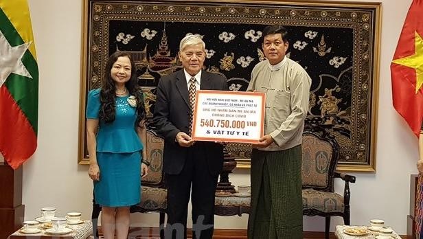 Quang cảnh buổi lễ trao tiền và vật tư y tế ủng hộ nhân dân Myanmar chống dịch ngày 14/10. Ảnh: Vietnamplus