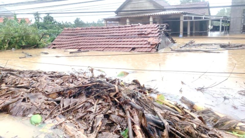 Nhà ở phường Hương Vân, thị xã Hương Trà, Thừa Thiên - Huế nước ngập tới nóc trong cơn bão số 6.