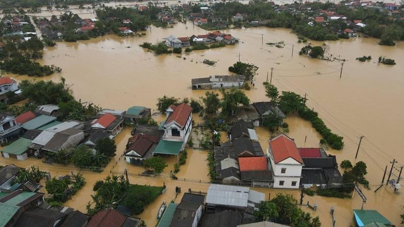 Các tỉnh miền Trung đang phải hứng chị hậu quả nặng nề của lũ lụt.