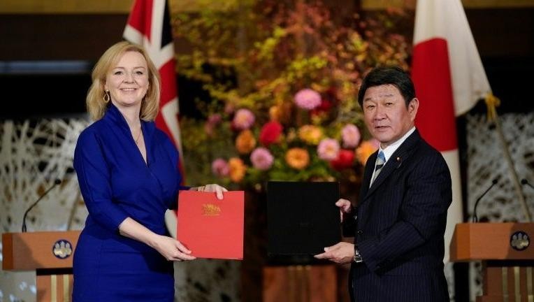 Bộ trưởng Thương mại Quốc tế Anh Liz Truss và Ngoại trưởng Nhật Bản Toshimitsu Motegi tại lễ ký thoả thuận.