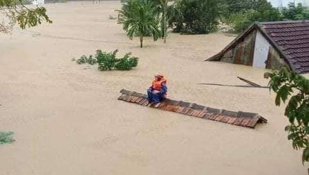 Các tỉnh miền Trung phải hứng chị hậu quả nặng nề do lũ lụt.