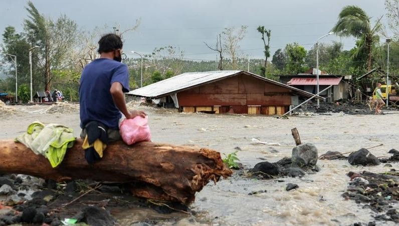 Cảnh tan hoang sau khi bão Goni đi qua ở Albay, Philippines.