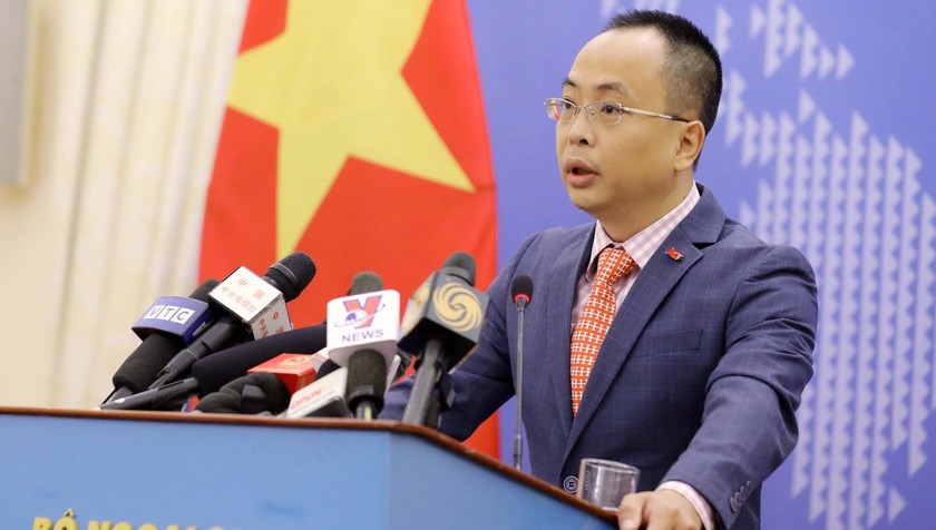 Phó Phát ngôn Bộ Ngoại giao Đoàn Khắc Việt tại họp báo.