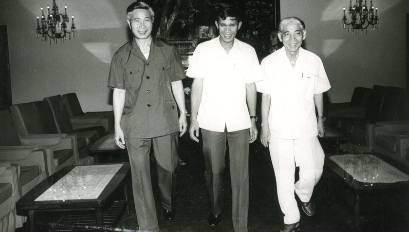 Bộ trưởng Bộ Ngoại giao Nguyễn Cơ Thạch, Bộ trưởng Bộ Ngoại giao Campuchia Hun Sen và Bộ trưởng Bộ Ngoại giao Lào Phoune Sipaseuth tại Hội nghị Bộ trưởng Bộ Ngoại giao Campuchia - Lào - Việt Nam lần thứ 11 tại Phnom Penh (8/1985). Ảnh: TTXVN