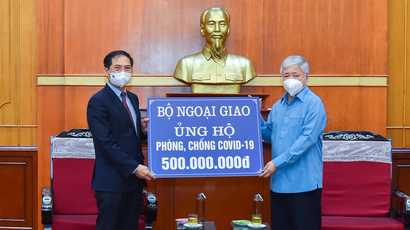 Bộ trưởng Ngoại giao Bùi Thanh Sơn trao tượng trưng số tiền 500 triệu đồng tới Chủ tịch Ủy ban Trung ương Mặt trận Tổ quốc Việt Nam Đỗ Văn Chiến, ủng hộ công tác phòng, chống dịch COVID-19.