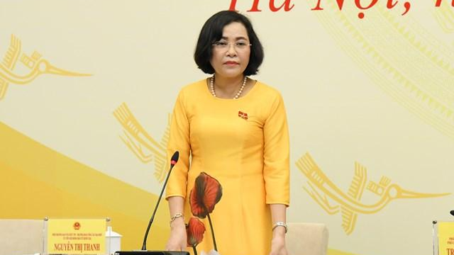 Bà Nguyễn Thị Thanh trao đổi tại họp báo.