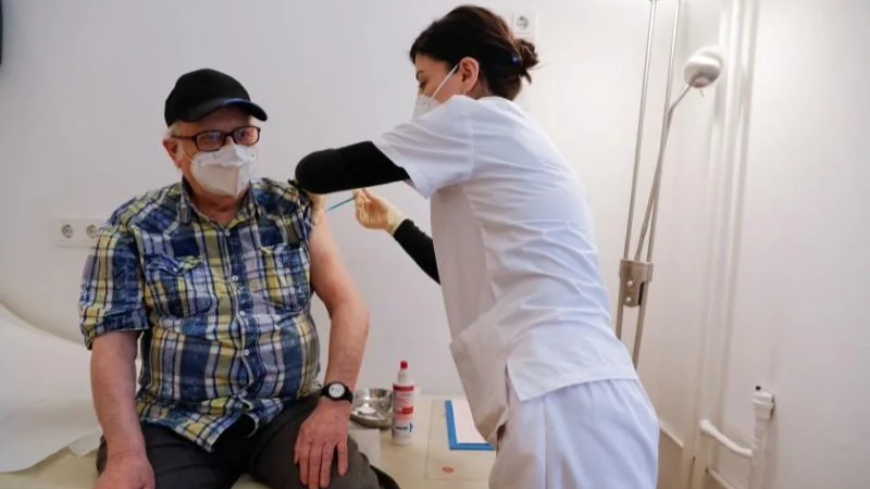 Tiêm vaccine Covid-19 cho người dân ở Đức.