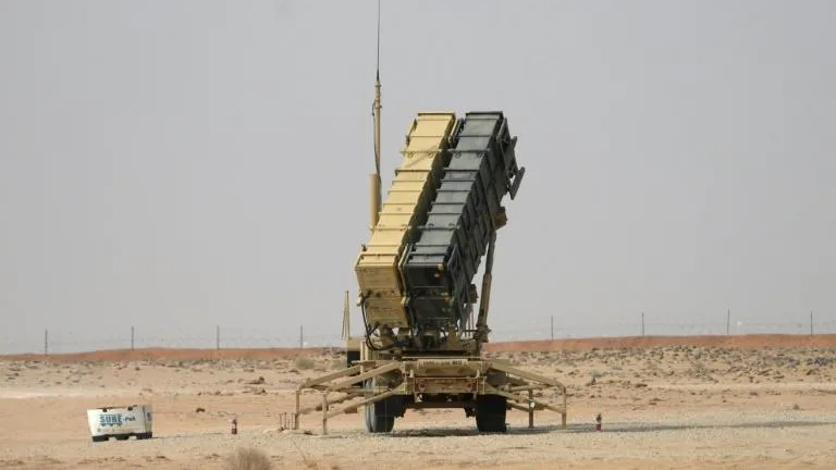 Một khẩu đội tên lửa Patriot gần căn cứ không quân Prince Sultan ở al-Kharj, Ả rập Xê-út.