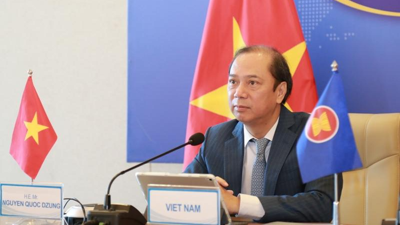 Thứ trưởng Nguyễn Quốc Dũng dự các hội nghị.