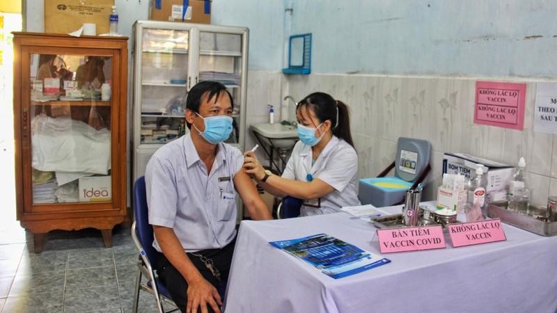 Việt Nam tạo điều kiện cho mọi người được tiêm vaccine phòng COVID-19 để hướng tới miễn dịch cộng đồng. Ảnh minh họa