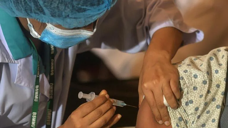 Tiêm vaccine ngừa Covid-19 tại Bangladesh.