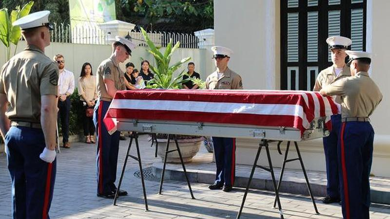 Phía Mỹ tiếp nhận hài cốt quân nhân Mỹ mất tích trong chiến tranh ở Việt Nam hồi tháng 7/2020. Ảnh: BQP