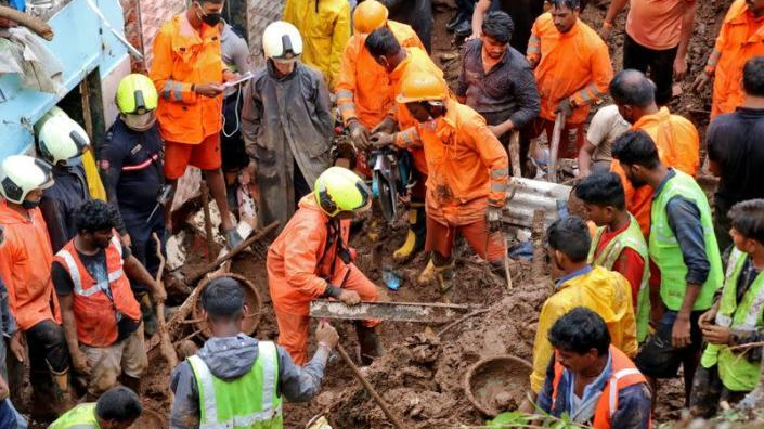 Lực lượng cứu hộ tìm kiếm các nạn nhân ở Mumbai.