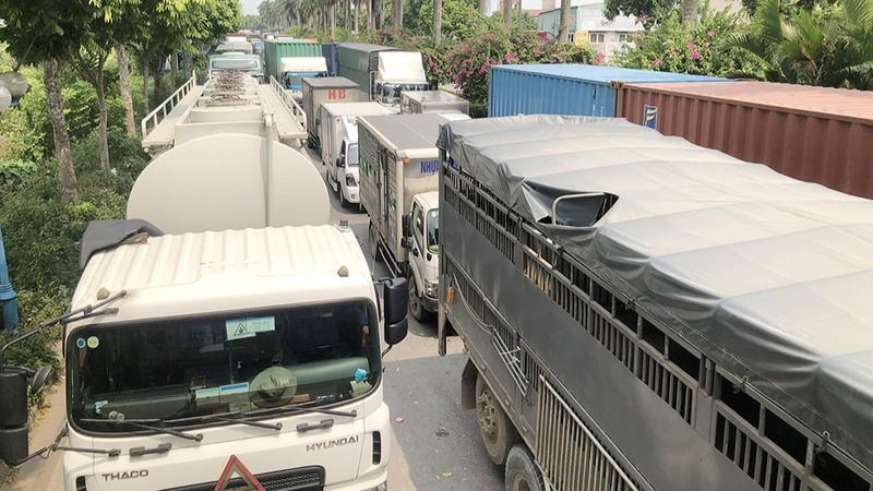 Ùn tắc kéo dài tại chốt kiểm soát số 7 tại khu vực gầm cầu Thanh Trì (quận Long Biên) vào trưa 20/7. Ảnh: PLO