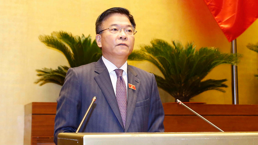 Bộ trưởng Bộ tư pháp Lê Thành Long giải trình tại phiên họp.