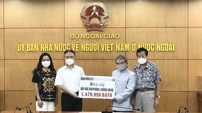 Lãnh đạo Ủy ban Nhà nước về NVNONN tiếp nhận hỗ trợ từ cộng đồng người Việt tại Thái Lan hôm 23/7.