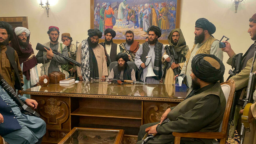Các tay súng Taliban tại phủ tổng thống Afghanistan ở Kabul ngày 15/8.