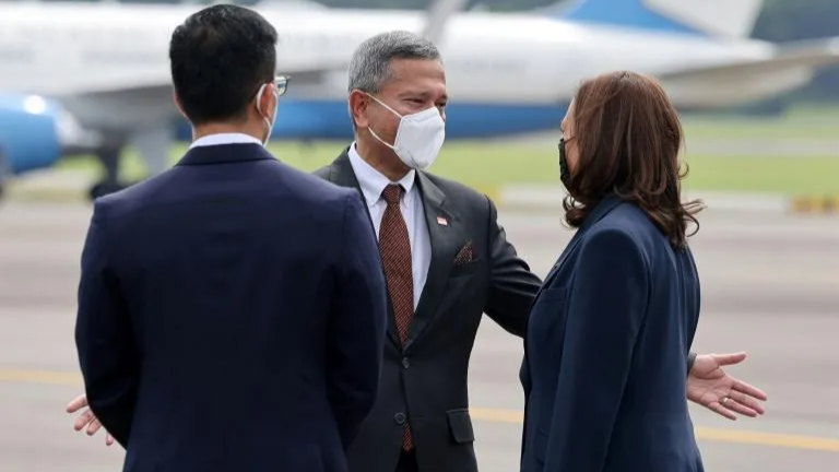Ngoại trưởng Singapore Vivian Balakrishnan (giữa) đón Phó Tổng thống Mỹ Kamala Harris. 