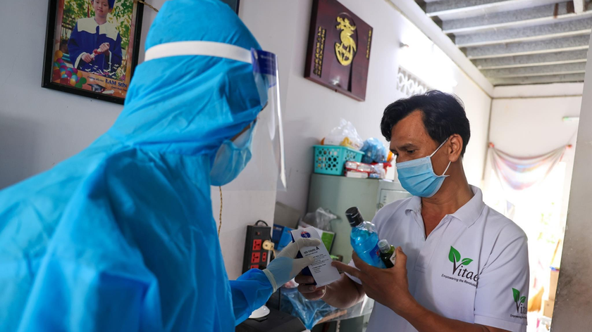 TP Hồ Chí Minh đã bắt đầu thí điểm trao túi thuốc an sinh đến tận nhà F0 tại một số quận từ giữa tháng 8. 