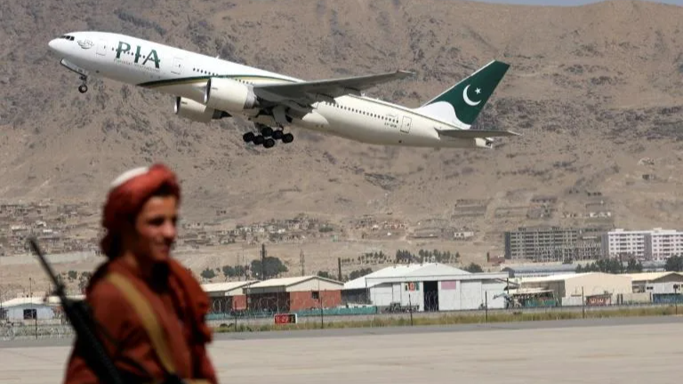 Chiếc máy bay cất cánh khỏi sân bay quốc tế ở Kabul.