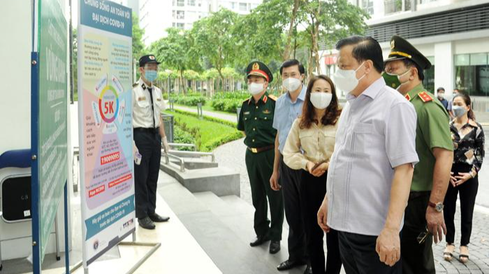 Bí thư Thành ủy Hà Nội Đinh Tiến Dũng kiểm tra công tác phòng, chống dịch tại quận Hoàng Mai.