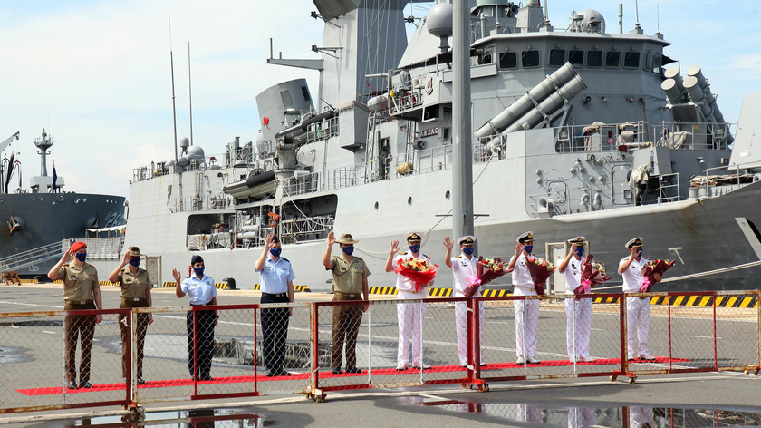 Lễ đón chính thức Nhóm Tác Chiến Nỗ Lực Ấn Độ Dương-Thái Bình Dương 2021 khi đội tàu đến Cảng quốc tế Cam Ranh dành cho Đề đốc Mal Wise. Ảnh: ĐSQ Australia tại Việt Nam