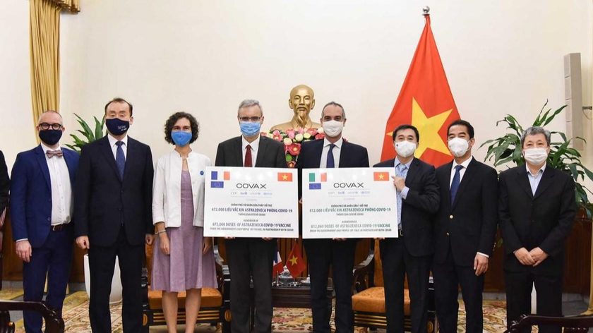 Việt Nam tiếp nhận tượng trưng 1,5 triệu liều vaccine COVID-19 do Chính phủ Pháp và Italia tài trợ cho Việt Nam thông qua cơ chế COVAX hôm 14/9.