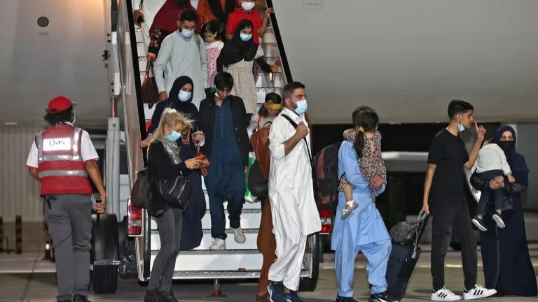 Những người được sơ tán khỏi Afghanistan đến Sân bay quốc tế Hamad ở Doha, Qatar. 