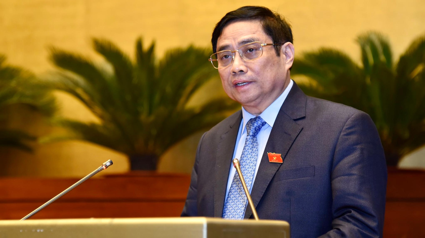 Thủ tướng Chính phủ Phạm Minh Chính trình bày báo cáo tại phiên họp.