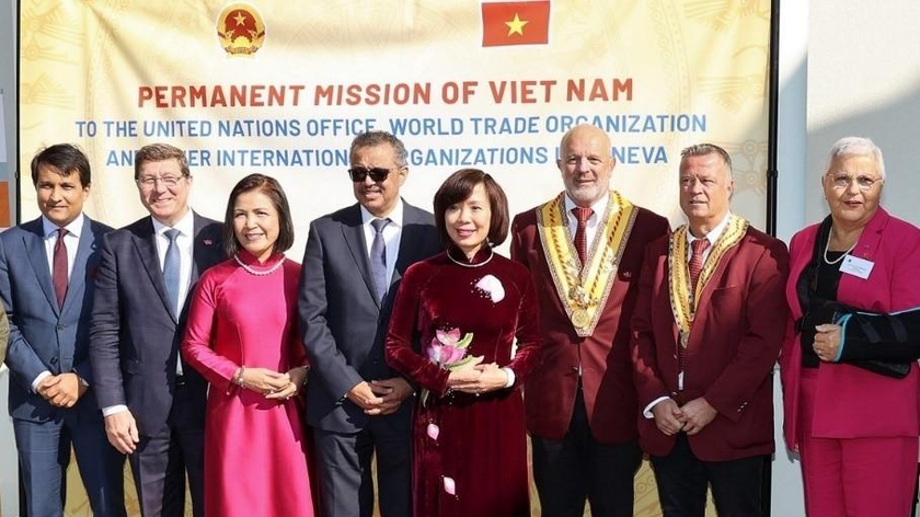 Đại sứ Lê Linh Lan (thứ 5 từ trái qua phải) và Đại sứ Lê Thị Tuyết Mai (thứ 3 từ trái sang phải), Tổng giám đốc WHO Tedros Adhanom Ghebreyesus (thứ 4 từ trái qua phải) và một số vị khách quý trong Ngày Văn hóa Việt Nam – Thụy Sỹ tại Phái đoàn Việt Nam ở Geneva.