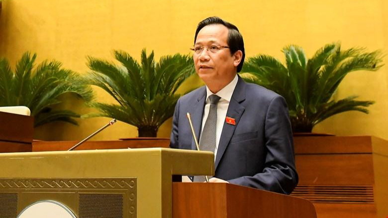 Bộ trưởng Đào Ngọc Dung trình bày báo cáo tại phiên họp.