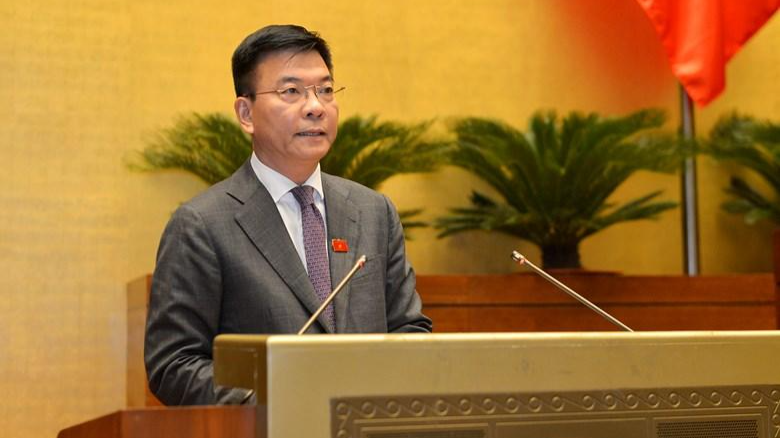Bộ trưởng Lê Thành Long trình bày báo cáo tại phiên họp.