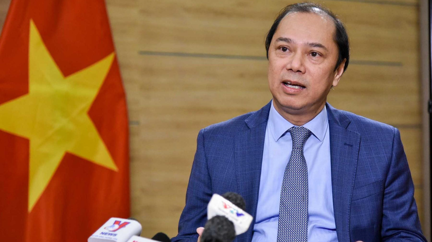 Thứ trưởng Nguyễn Quốc Dũng trả lời phỏng vấn báo chí.