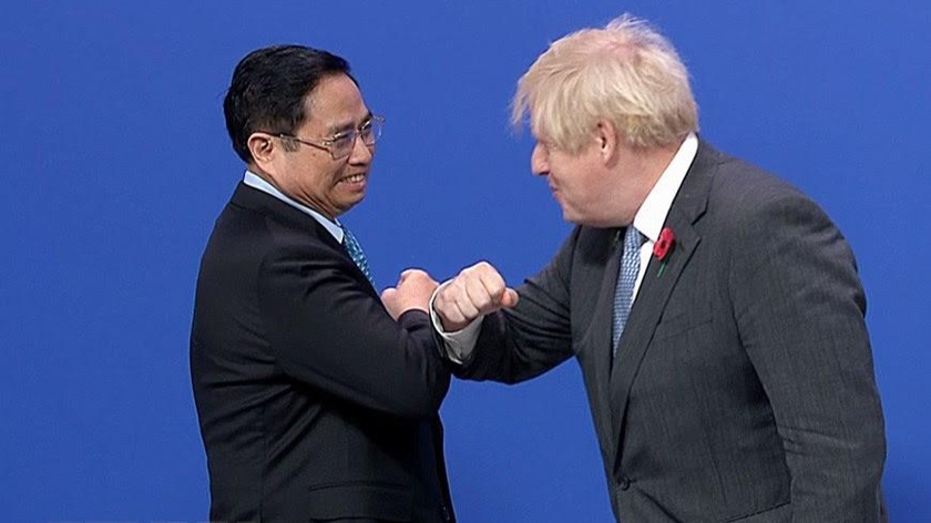 Thủ tướng Anh Boris Johnson đón Thủ tướng Phạm Minh Chính dự Hội nghị COP26. Ảnh: TTXVN