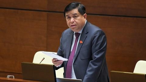 Bộ trưởng Bộ Kế hoạch và Đầu tư Nguyễn Chí Dũng trả lời chất vấn.
