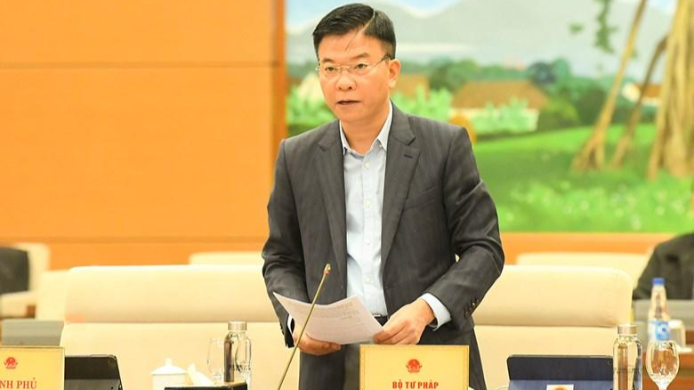 Bộ trưởng Bộ Tư pháp Lê Thành Long trình bày tờ trình tại phiên họp.