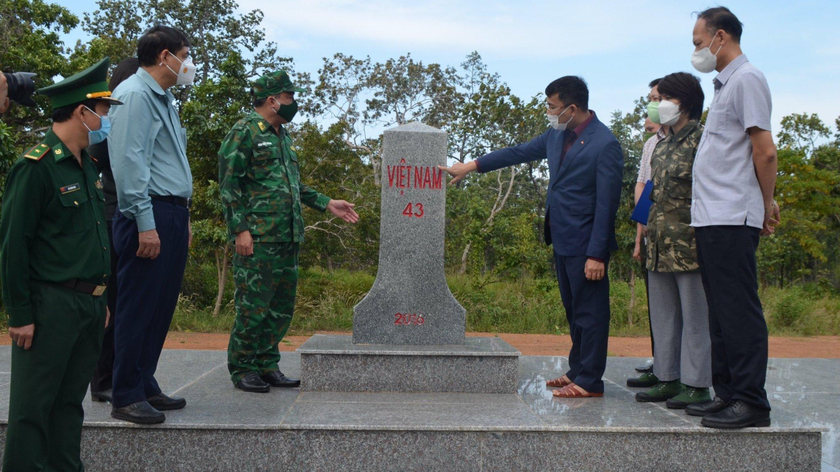 Thứ trưởng Nguyễn Minh Vũ thăm mốc quốc giới số 43 trên tuyến biên giới đất liền Việt Nam - Campuchia. Ảnh: BNG
