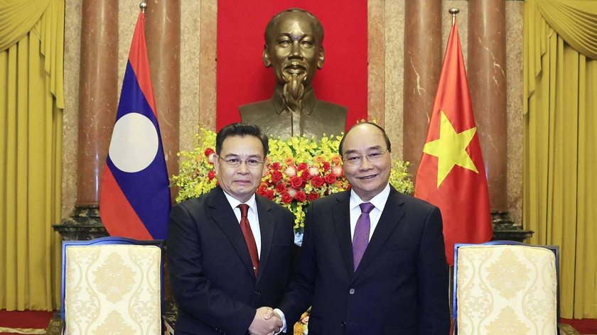 Chủ tịch nước Nguyễn Xuân Phúc tiếp Chủ tịch Quốc hội Lào Saysomphone Phomvihane. Ảnh: TTXVN