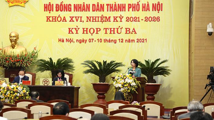 Giám đốc Sở Y tế Hà Nội Trần Thị Nhị Hà trình bày tờ trình tại kỳ họp.
